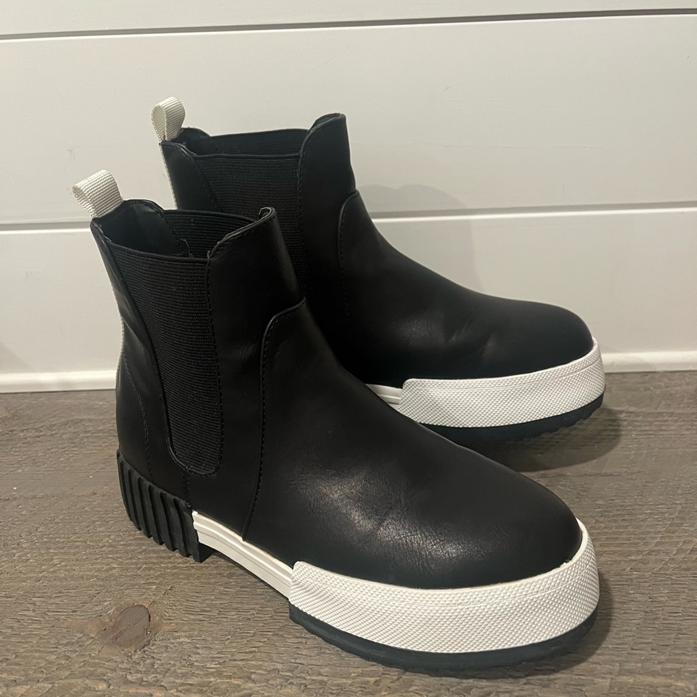 MIA Alexander Black and White Platform Ankle Boots Size 6